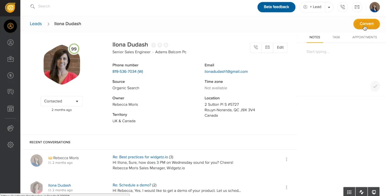 Benutzeroberfläche von Freshsales mit Leadprofil. Das Profil zeigt ein Foto, Kontaktinformationen, Jobtitel und Firmenname. Links ist eine Navigationsleiste, oben eine Suchleiste und Aktionsbuttons. Unten sind kürzliche Konversationen mit Rebecca Moris sichtbar. Die Oberfläche enthält Tabs für Notizen, Aufgaben und Termine sowie einen "Convert" Button oben rechts.