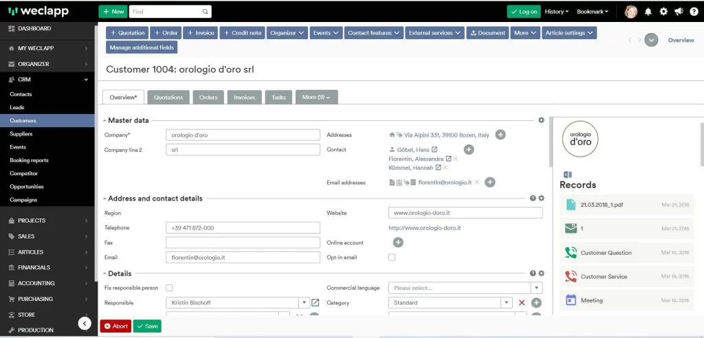 Benutzeroberfläche des Weclapp CRM-Systems, die die Kundendatenseite für "orologio d'oro srl" zeigt. Die Oberfläche enthält:
Eine obere Menüleiste mit Optionen wie "New", "Quotation", "Order", "Invoice" etc.
Eine linke Seitenleiste mit Hauptmenüpunkten wie Dashboard, CRM, Projects, Sales, etc.
Hauptbereich mit Kundeninformationen:
Stammdaten wie Firmenname und Adresse
Kontaktdetails wie Telefon, E-Mail und Website
Ansprechpartner: Göbel, Hans; Fiorentin, Alessandra; Kümmel, Hannah
Verantwortliche Person: Kristin Bischoff
Rechte Seitenleiste mit Firmenlogo und zugehörigen Dokumenten/Aktivitäten
Die Oberfläche ermöglicht eine umfassende Verwaltung von Kundendaten und zugehörigen Geschäftsprozessen.